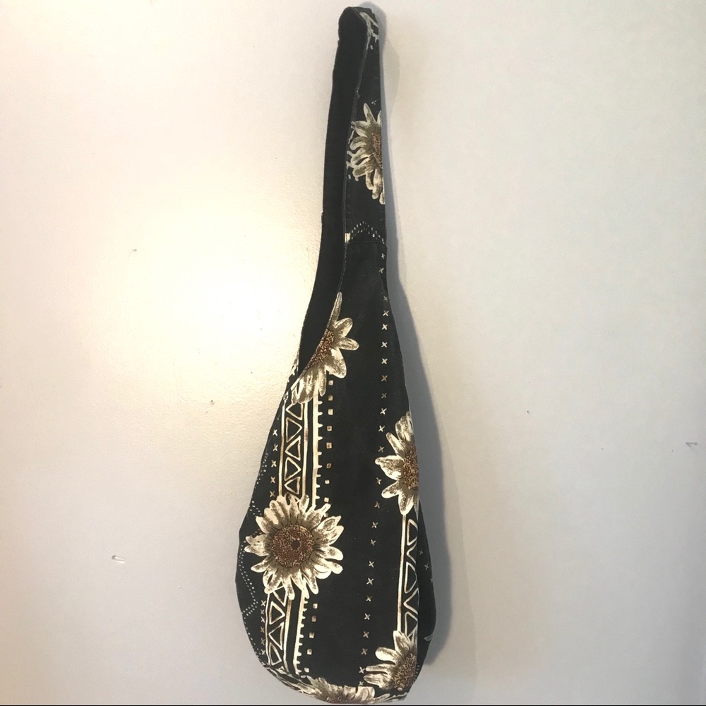 Bohemian Reversible style sling sac Velcro closure